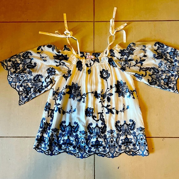Parker off the shoulder blouse. XS. Flower embroidery - Picture 1 of 9